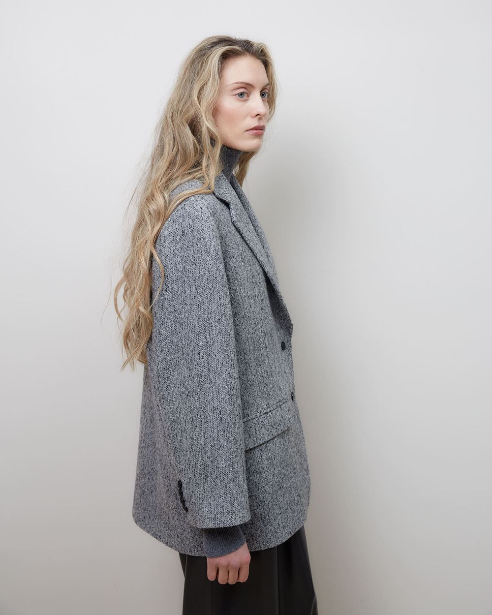Пальто-жакет из шерсти елочка серый