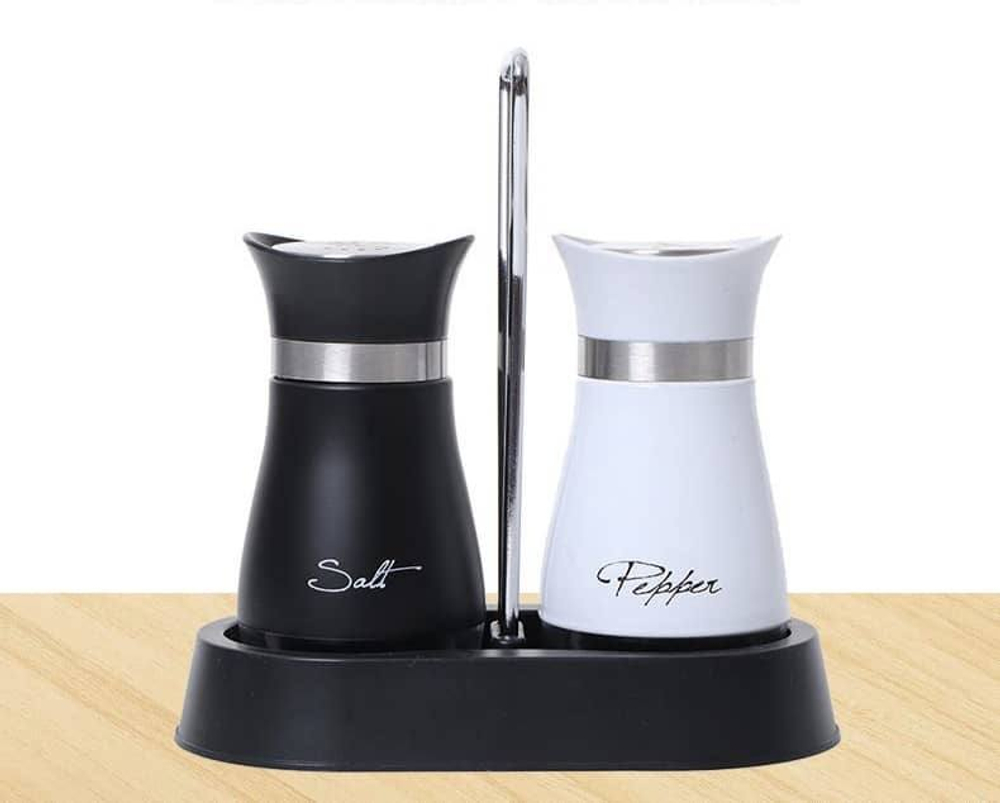 Набор солонок и перечниц