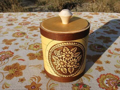 Берестяной туясок с рисунком «Бабочки и цветы». Цвет: светлый/темный