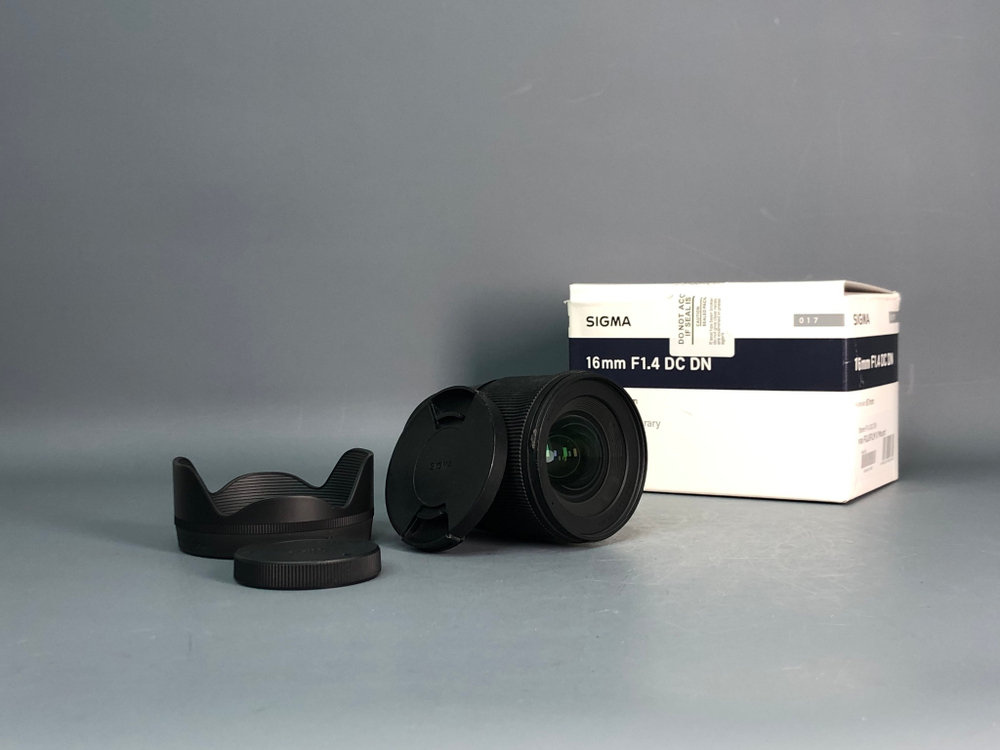 Объектив Sigma 16mm 1.4 Fujifilm X-Mount Небольшой скол пластика у передней линзы