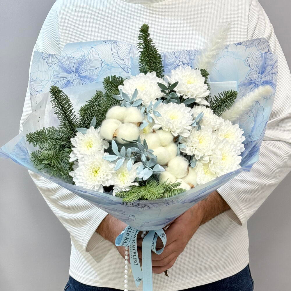 «Снежный пух» букет из ели (нобилиса) хризантемы и хлопка