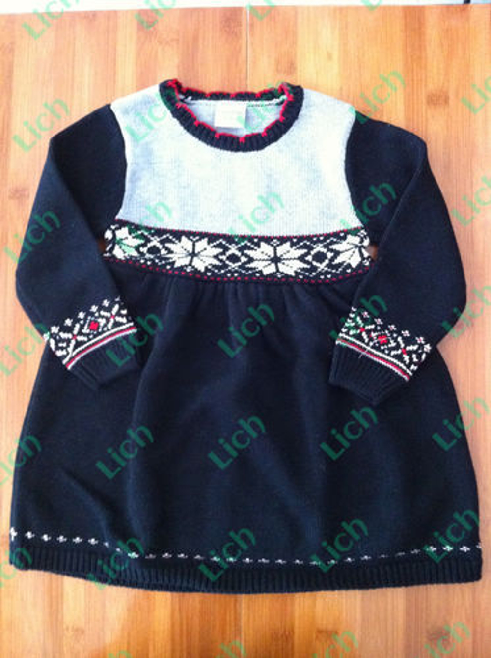 Платье детское жаккардовой вязки контрастных цветов