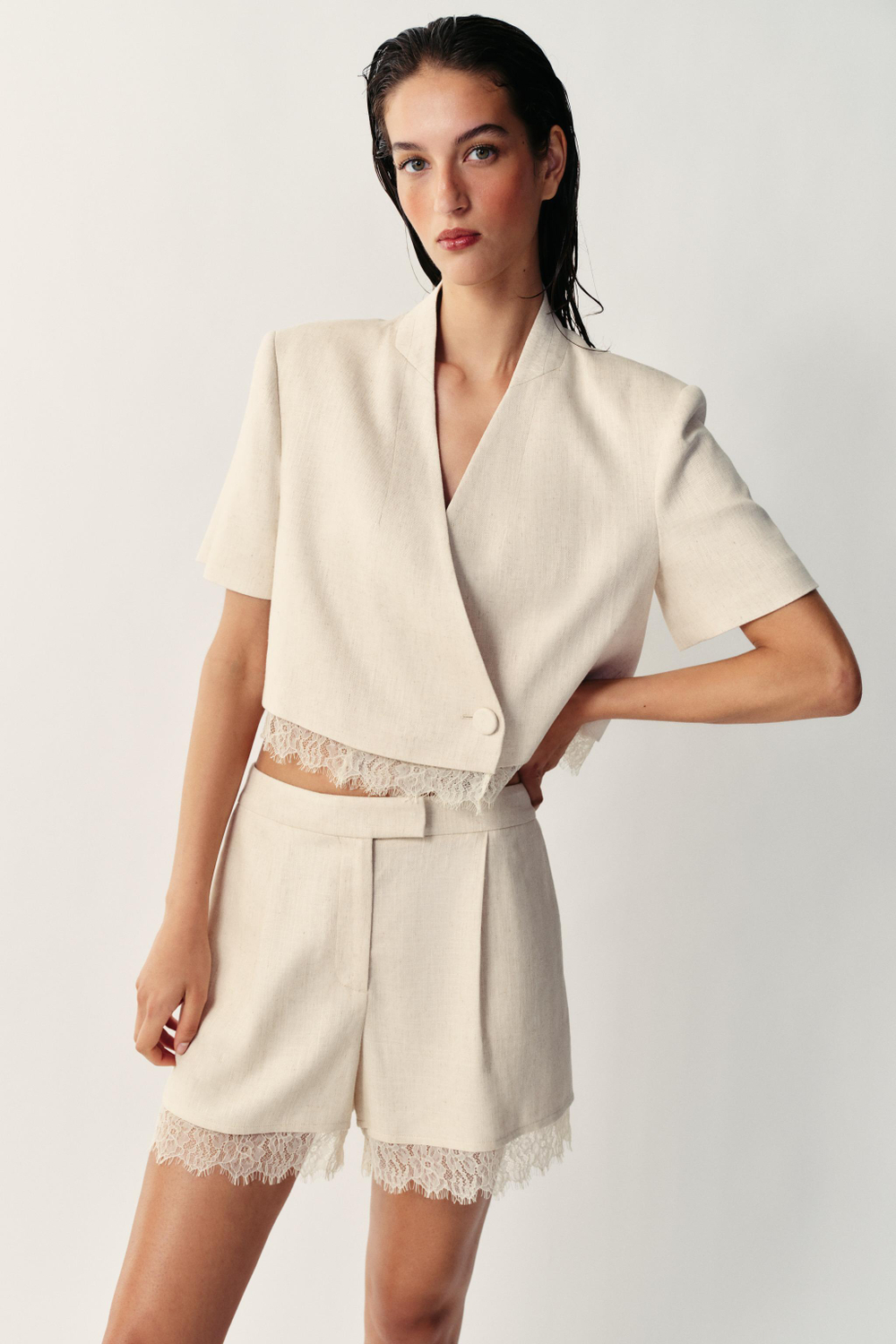 ZARA КОРОТКИЙ БЛЕЙЗЕР С КРУЖЕВНОЙ ОТДЕЛКОЙ, СВЕТЛО-БЕЖЕВЫЙ