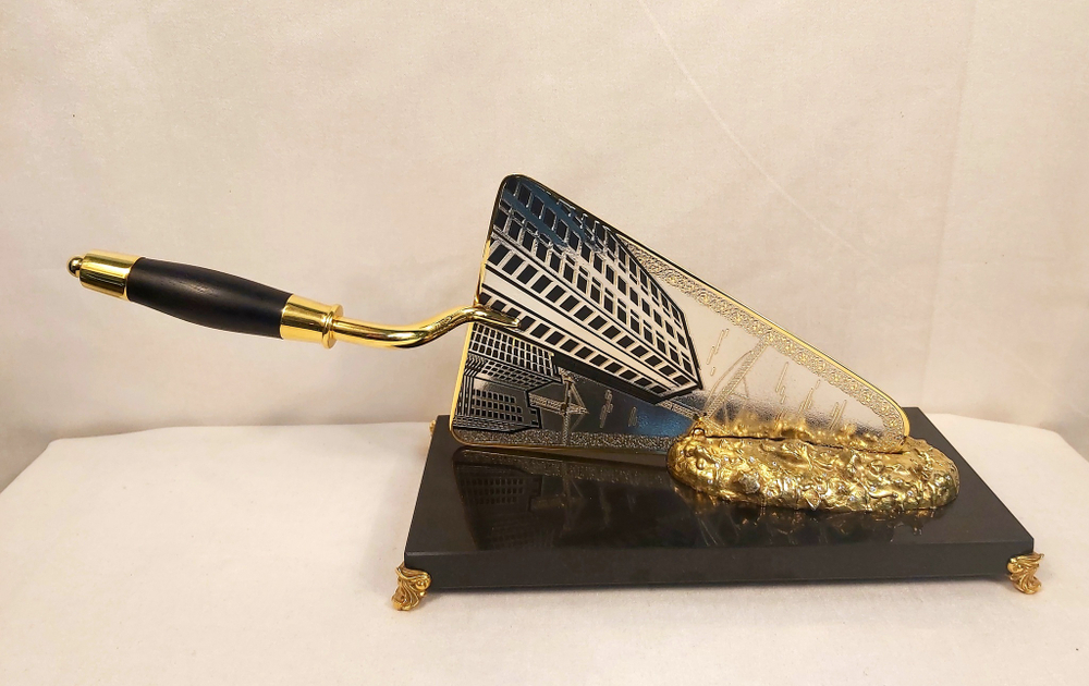 Подарок строителю "Мастерок"  большой (с чернением) на долерите с фианитами