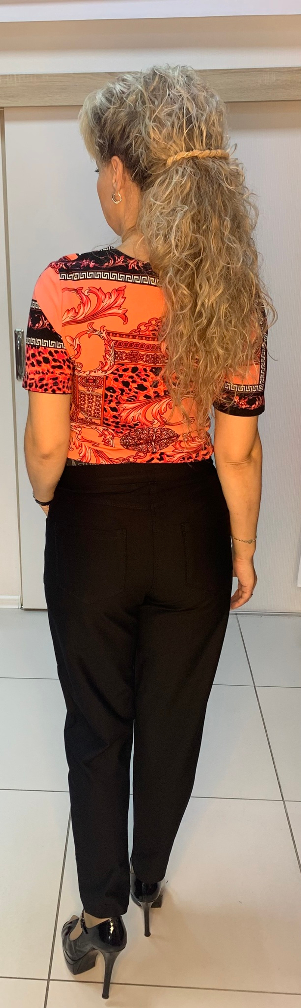 Черные брюки-штанишки на резинке со стразами