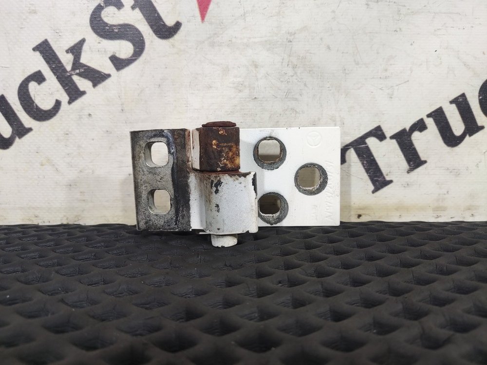 Петля двери левой