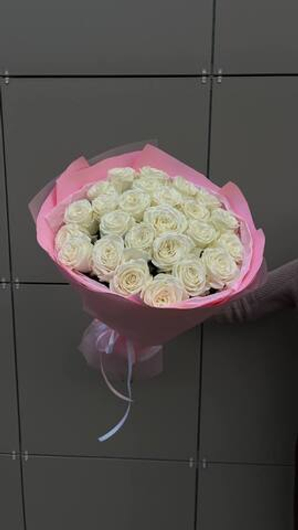 Белоснежная пионовидная роза