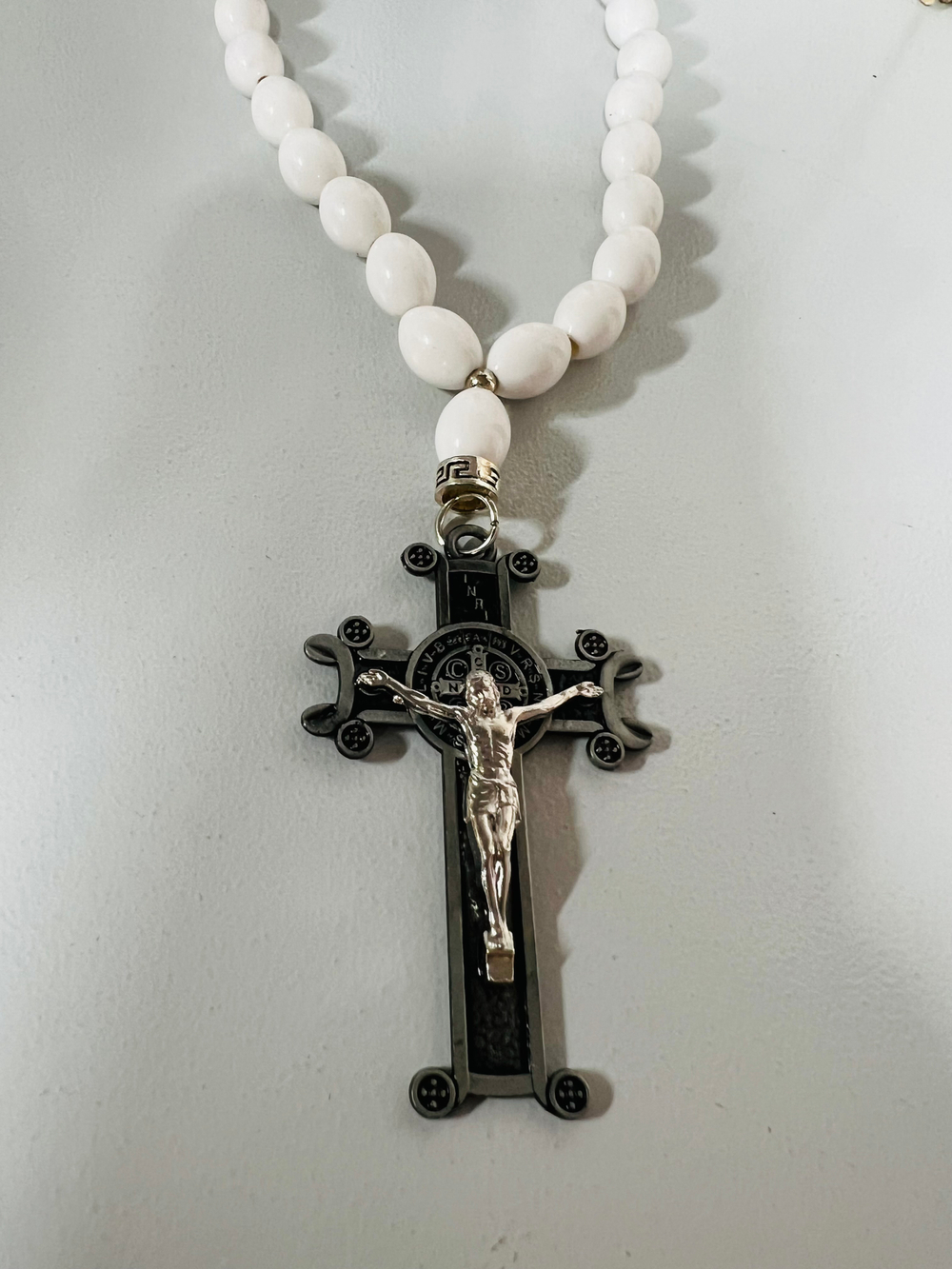 Игрушка-Подвеска на зеркало заднего вида - ЧЕТКИ ЭМАЛЬ Белый - КРЕСТ МЕТАЛЛ