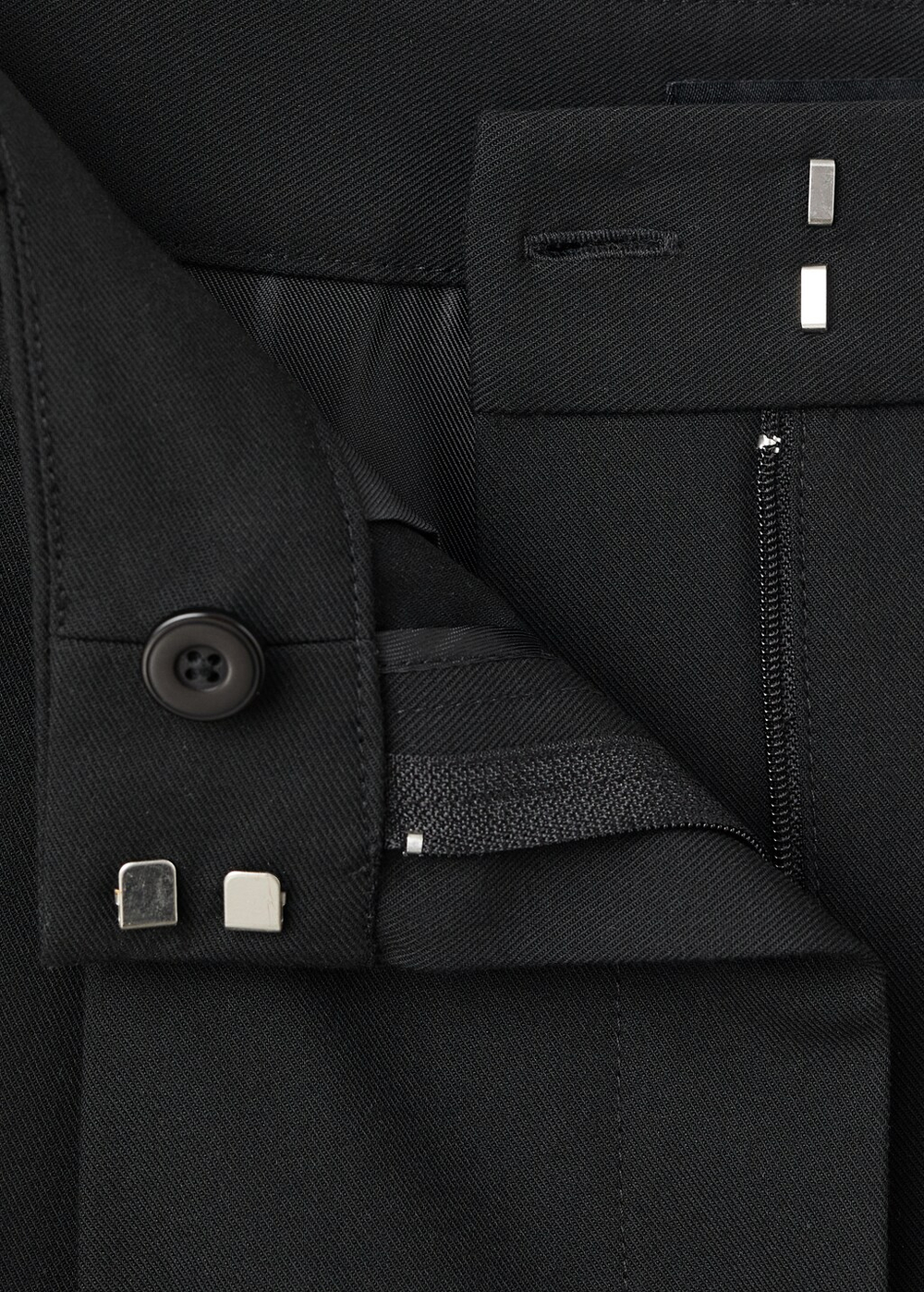 Брюки с широкими штанинами и защипами