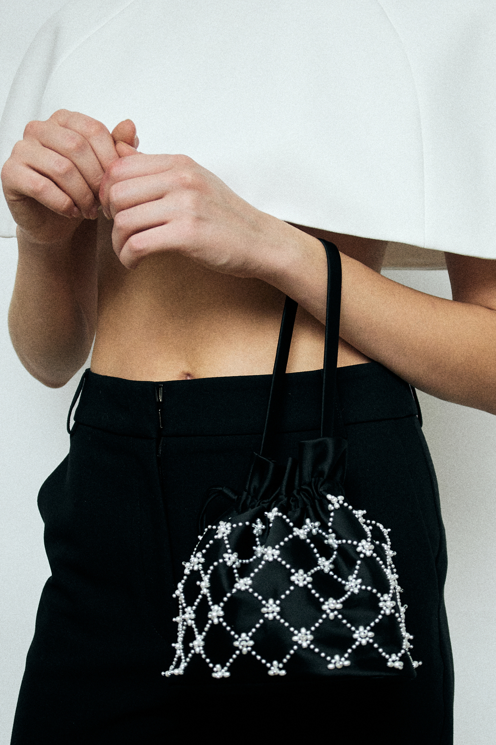 Сумочка из черного атласа с жемчужной сеткой