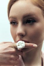 Кольцо Гибискус L, белый фарфор