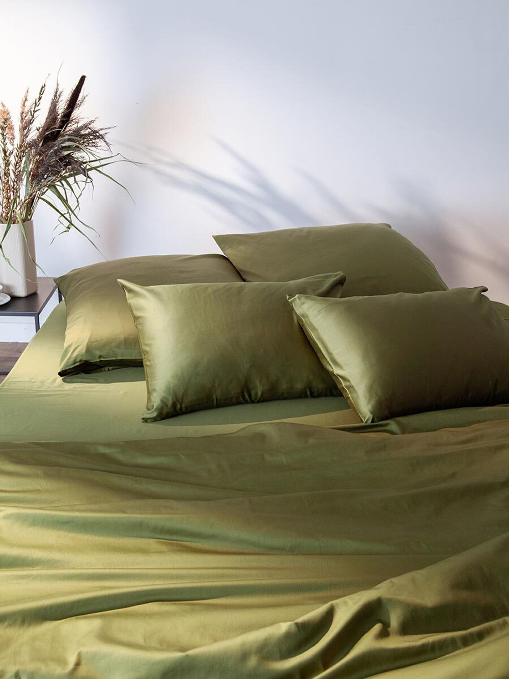 Простыня на резинке из премиального сатина оливкового цвета из коллекции essential, 160х200х30 см