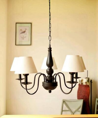 Классическая люстра с пятью абажурами и черным металлическим каркасом