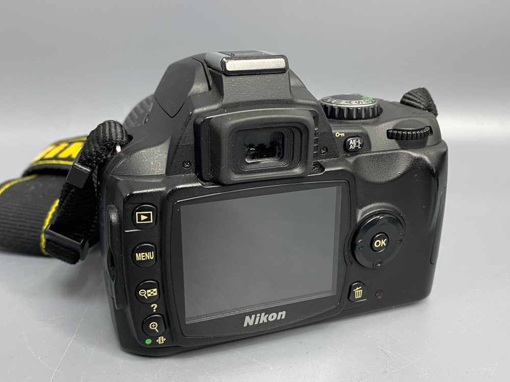 Nikon D40 kit 18-55mm 3.5-5.6G II ED 10.000 кадров
