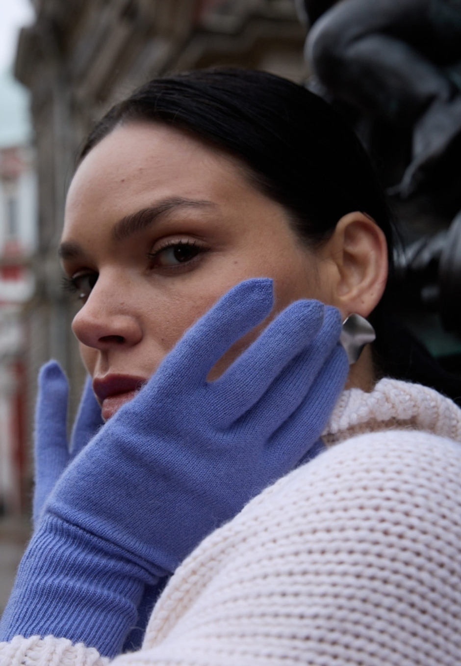 Перчатки голубые с бежевой окантовкой