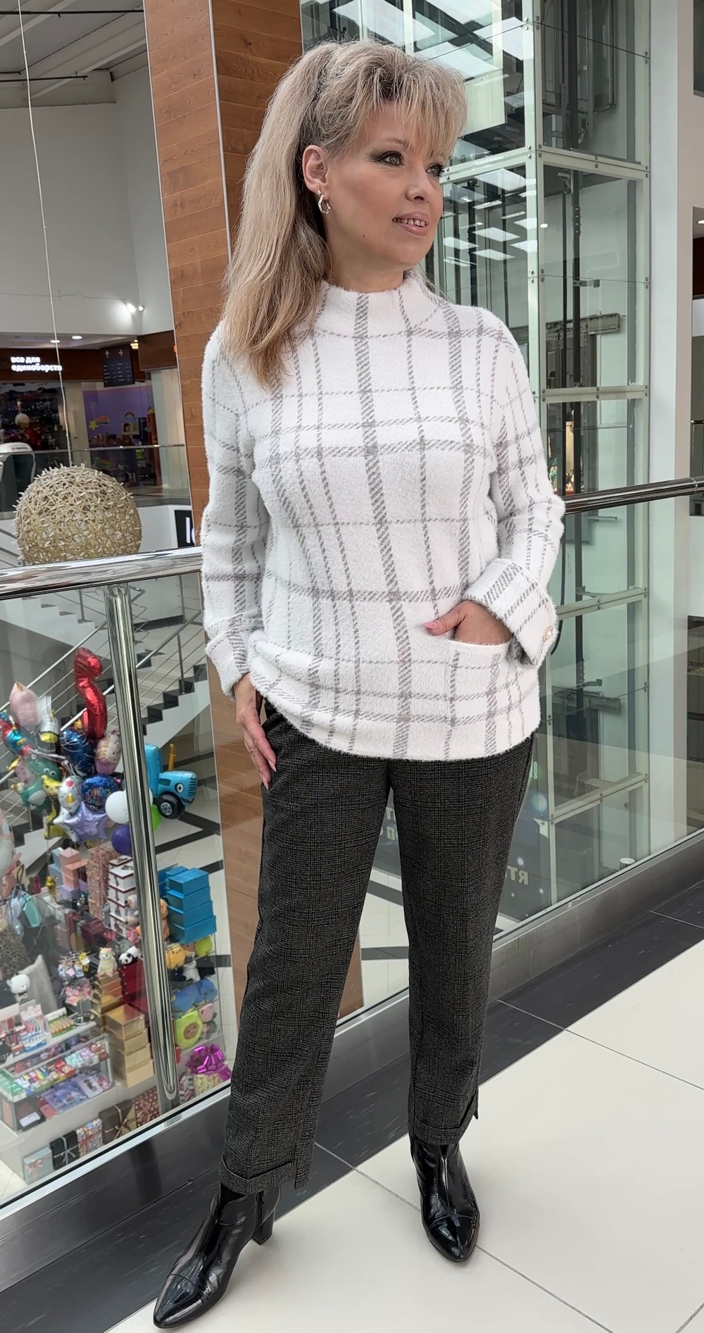 Красивый джемпер с ворсинками в клеточку