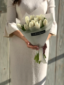Белые тюльпаны в элегантном монобукете от Флора Маркет