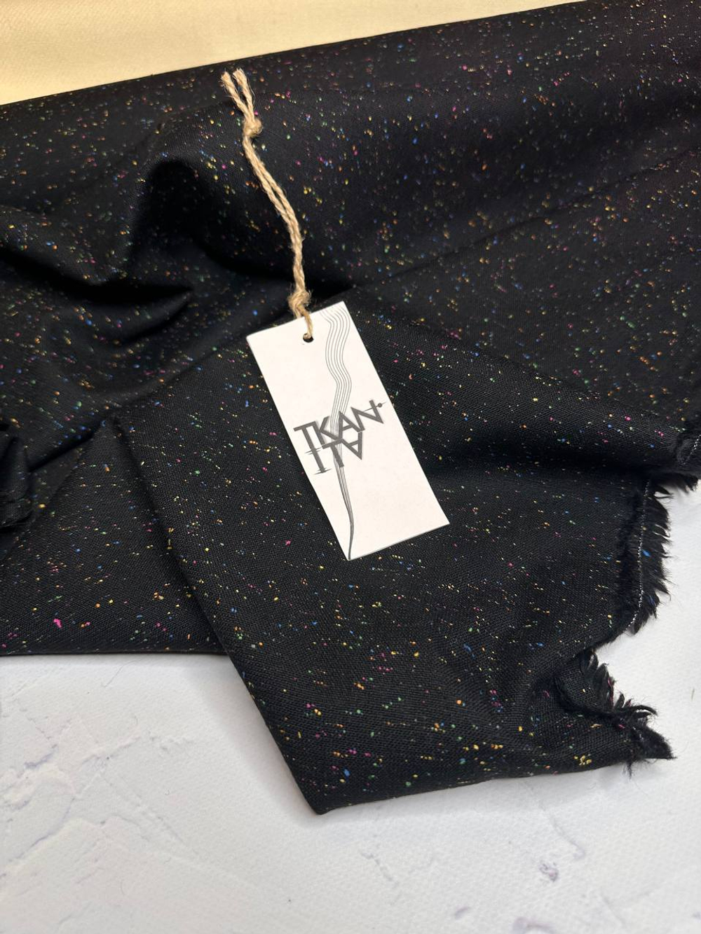 Костюмно-плательная однотонная шерсть с цветными мушками (B.Veneta, 100%шерсть, Черный густой фон/мелкие разноцветные мушки, 152, 224 гр/м2)