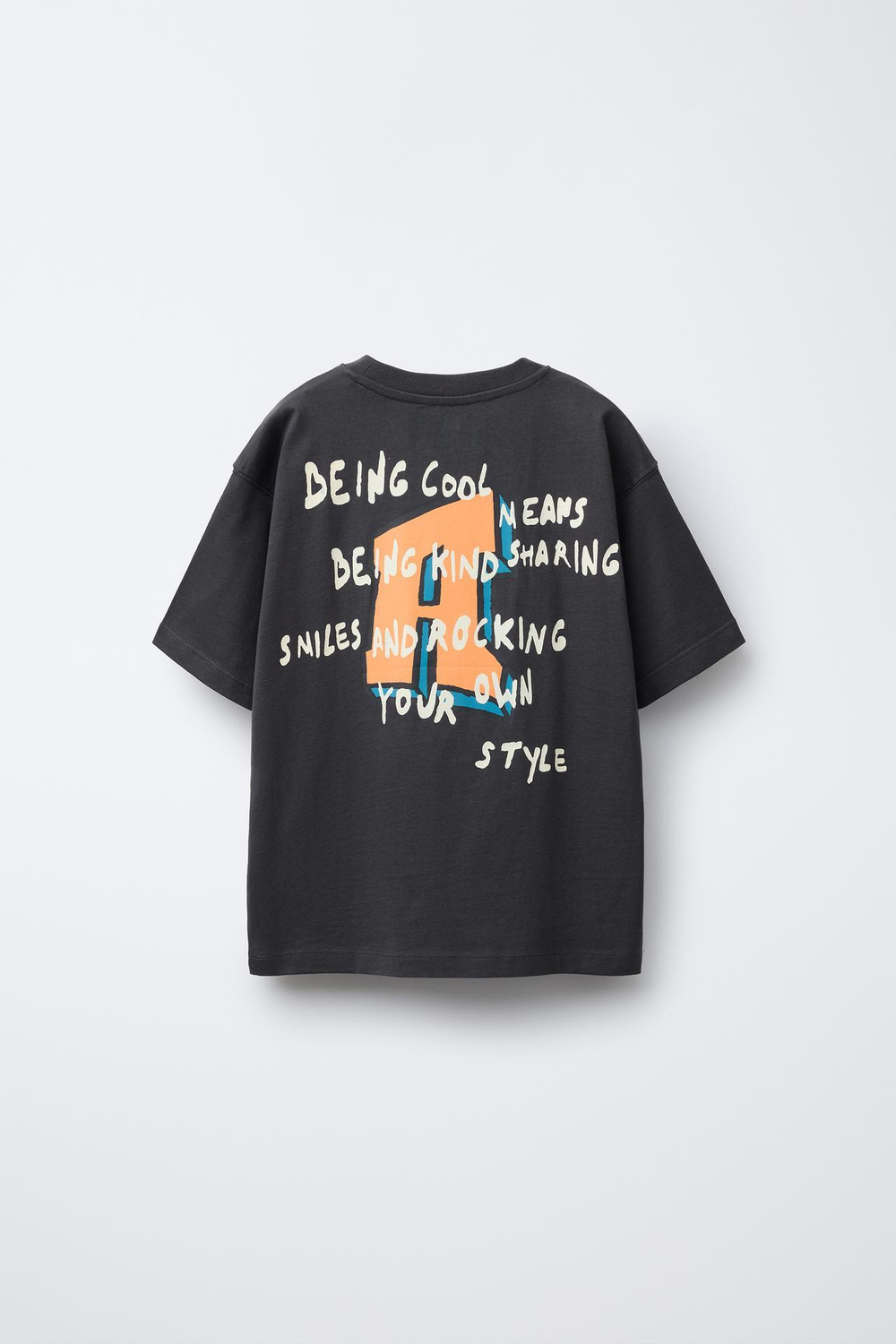 ZARA ФУТБОЛКА С ПРИНТОМ «ГРАФФИТИ», ТЕМНЫЙ АНТРАЦИТ