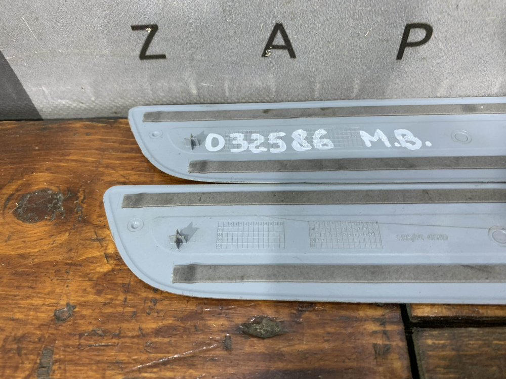 Накладки порога комплект Mercedes C (W205) 14-нв Б/У Оригинал A2056800035
