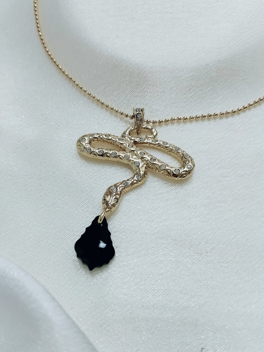 "Скейлс" кулон в золотом покрытии из коллекции "Сладкий яд" от Jenavi с замком карабин