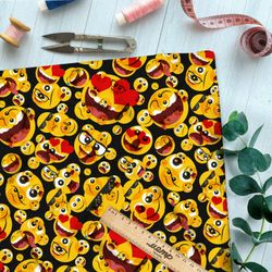 Ткань барби безумные смайлики на чёрном фоне