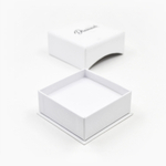 Картонный футляр 73x73x35 мм для ювелирных украшений.