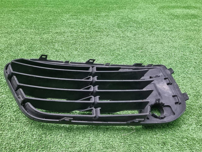 Решетка переднего бампера правая BMW X1 F48 15-19