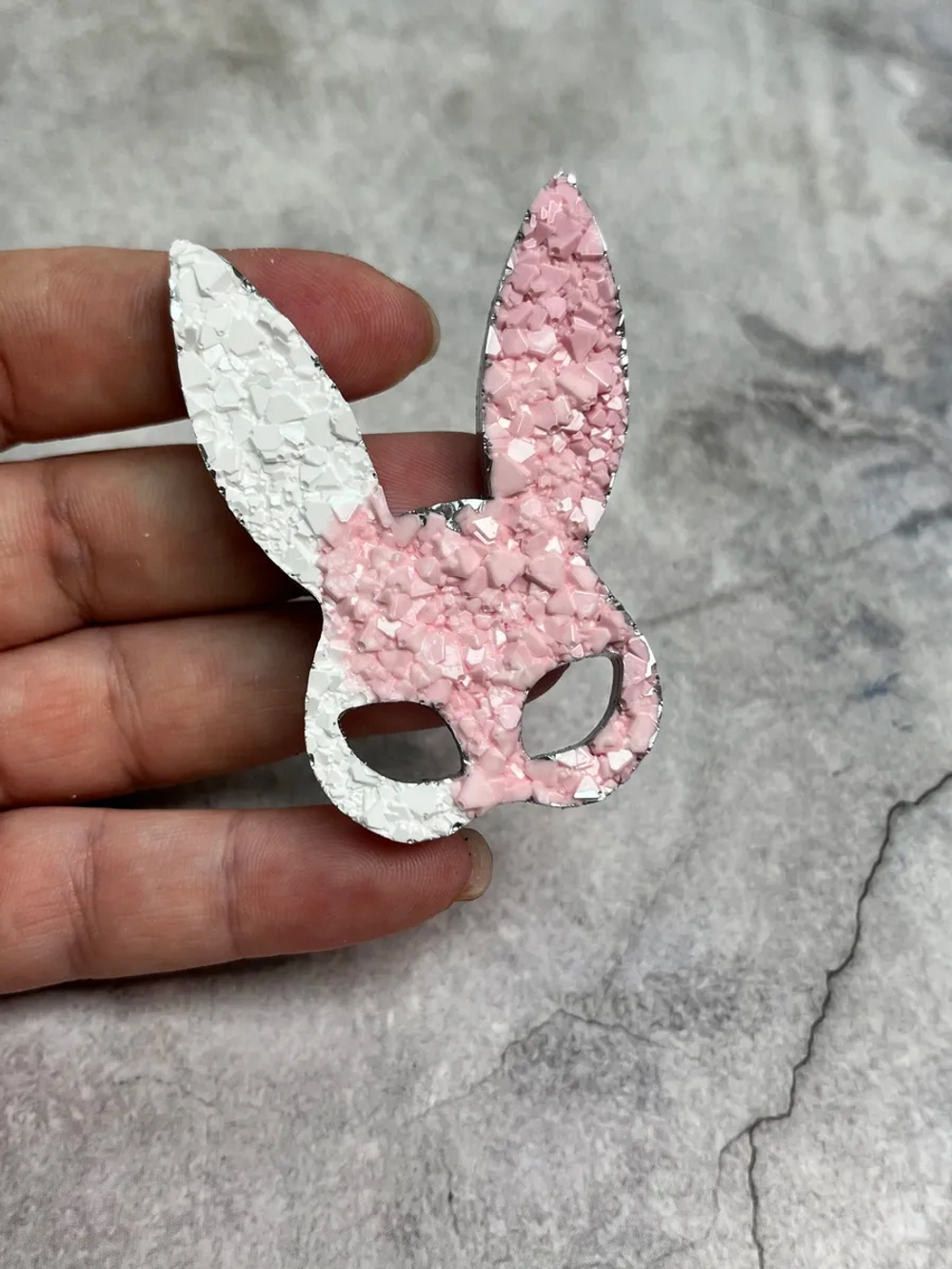 Брошь зайчик из эпоксидной смолы