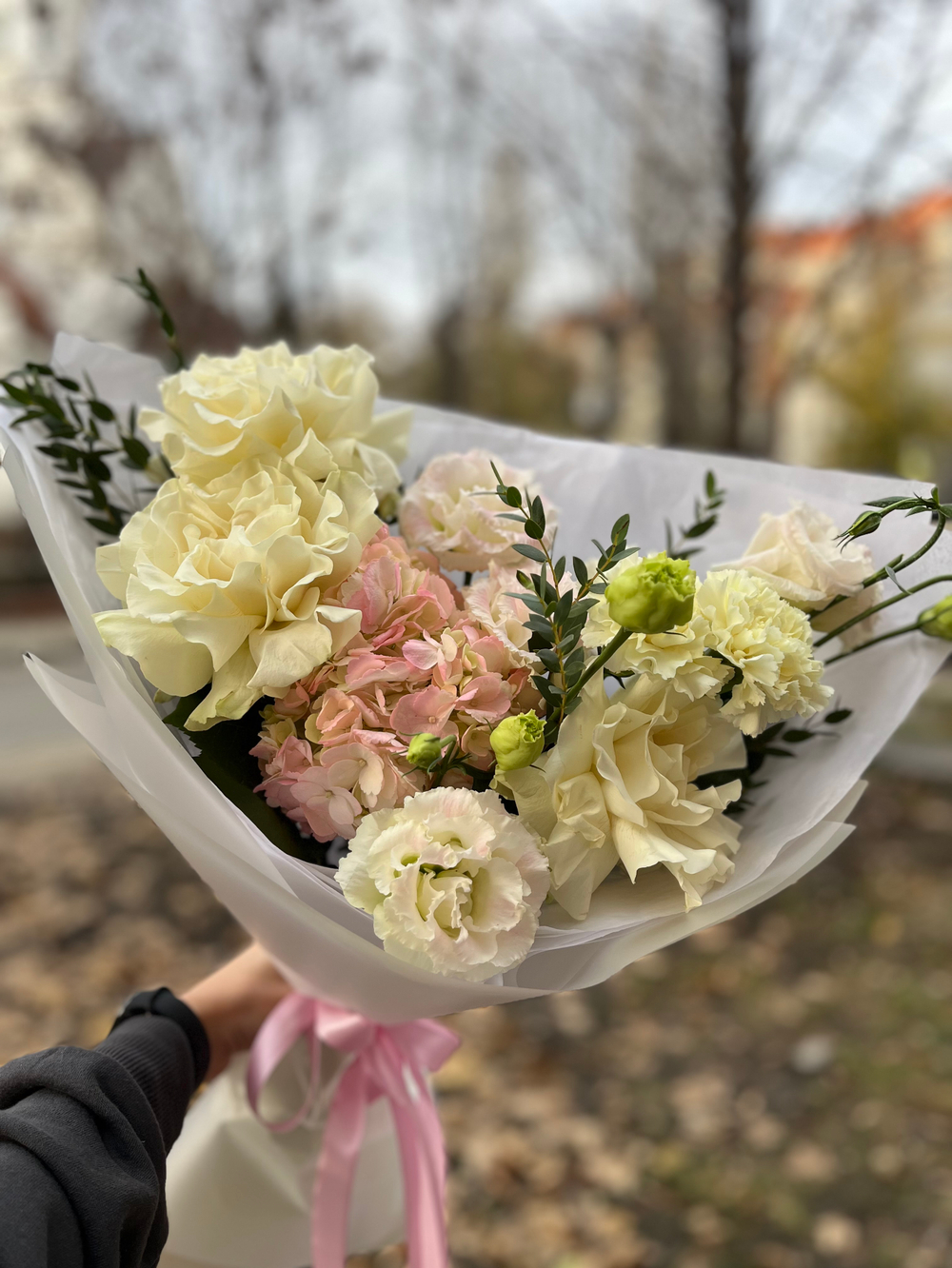 Букет с гортензией и французскими розами