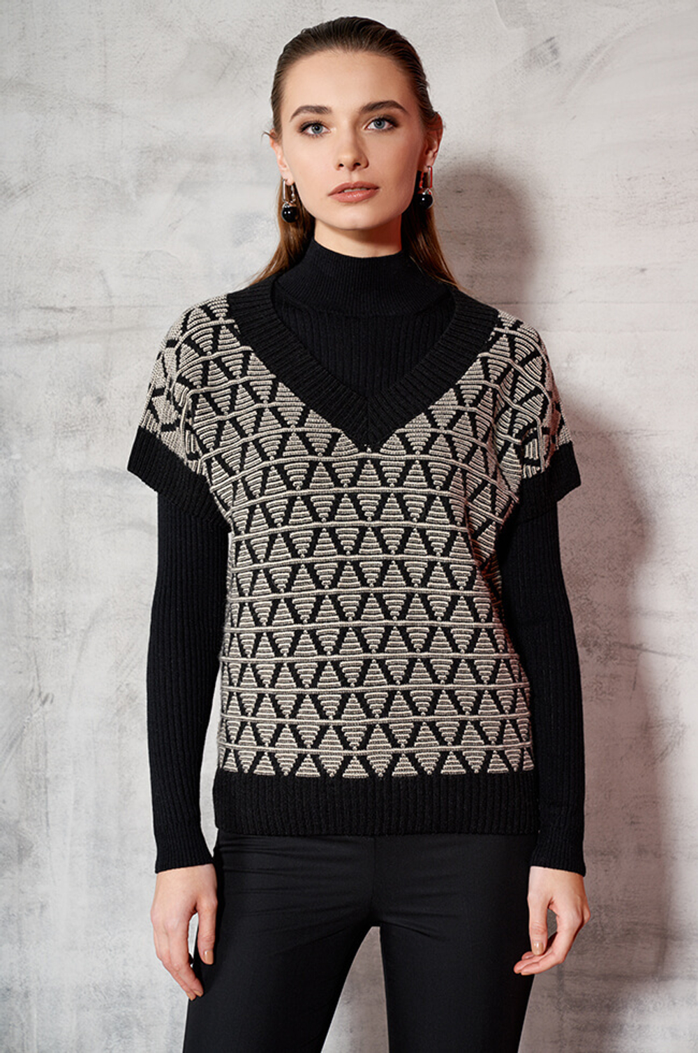 22533 Жилет женский (черный / кремовый)