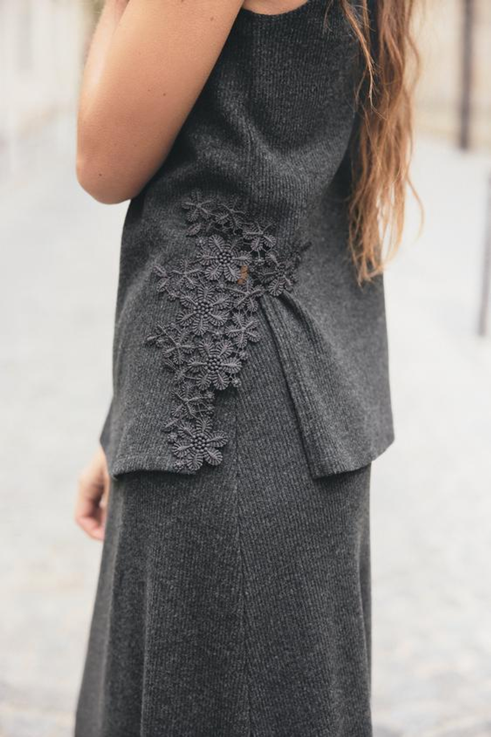 ZARA ТОП В РУБЧИК ИЗ МЯГКОЙ ТКАНИ С ДЕКОРАТИВНЫМИ ДЕТАЛЯМИ, СЕРЫЙ С МЕЛАНЖЕВЫМ ЭФФЕКТОМ