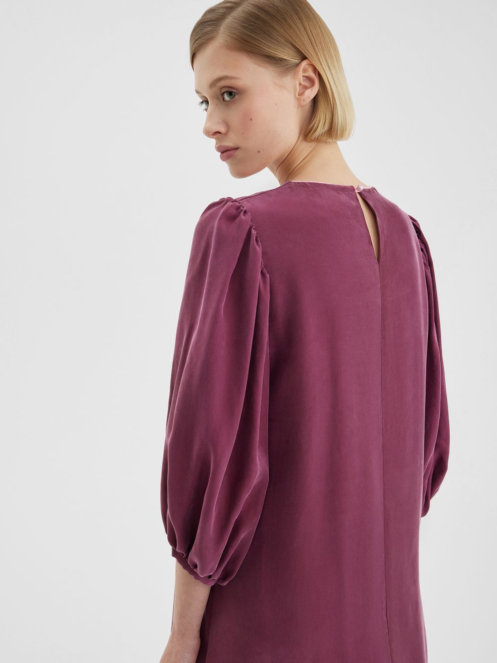 Платье с пышными рукавами винного цвета