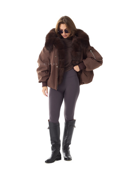 Шоколадная пуховая парка с капюшоном и меховой оторочкой