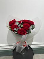 Моно букет из одноголовой розы и эвкалипта