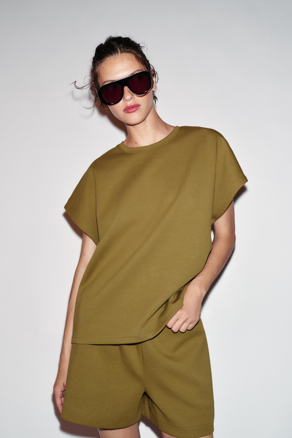 ZARA ФУТБОЛКА INTERLOCK С ЯПОНСКИМИ РУКАВАМИ, ОЛИВКОВЫЙ