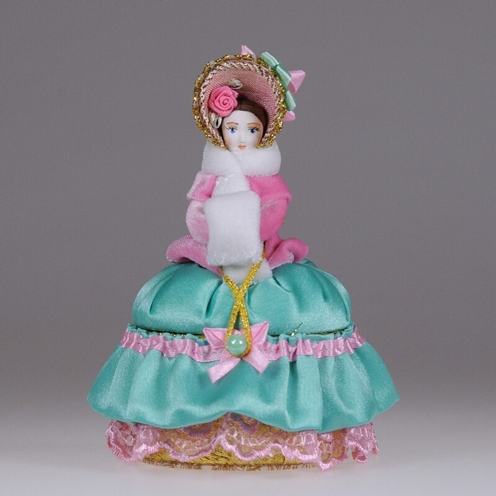 Кукла-шкатулка с ложементом Барышня с муфтой