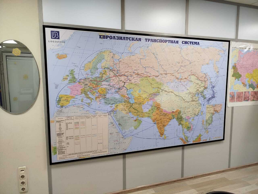 Размер карты 150 см на 150 см + ПВХ + Клей + Подрамник (для усиления) + Рамка (багет)
