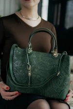 Женская форматная сумка из натуральной кожи зеленого цвета
