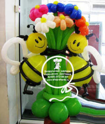 Букет цветов из шаров с пчелками