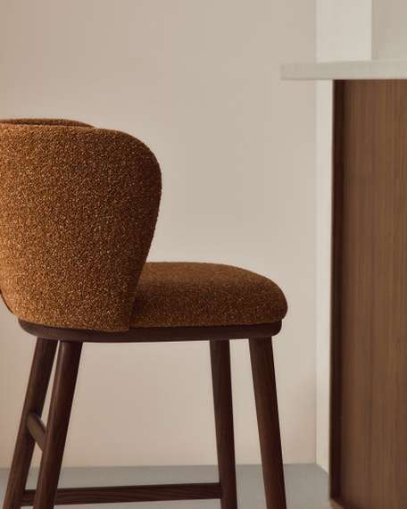 Полубарный стул Ciselia из терракотового шенилла с ножками из ясеня в отделке орех