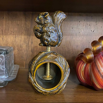 Белка для колки орехов