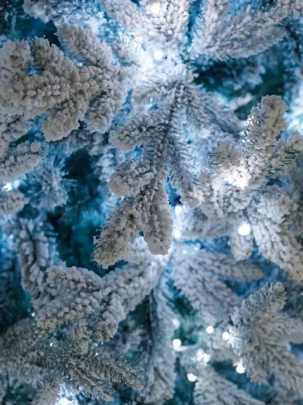 Заснеженная ель с гирляндой «Россо» холодный свет (Литая+пвх) 150 см / 1,5 м