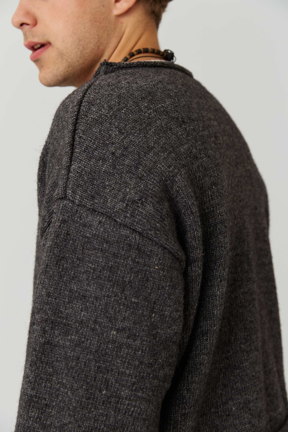 Рыбацкий свитер из шерсти темно-серого цвета