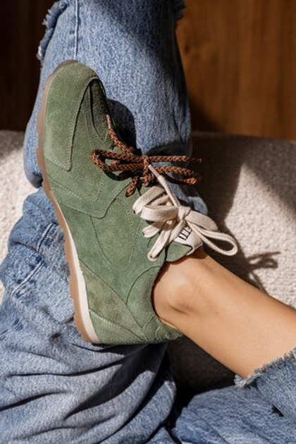 Кеды из натуральной замши фисташка с акцентными шнурками