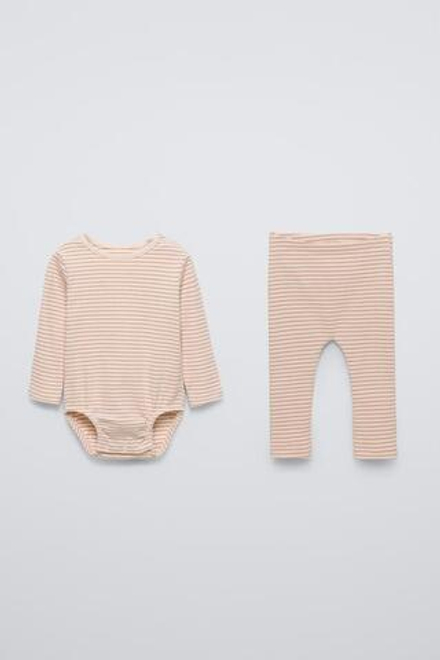 ZARA КОМПЛЕКТ ИЗ БОДИ И ЛЕГИНСОВ В РУБЧИК В ПОЛОСКУ, ЧЕРЕПИЧНЫЙ