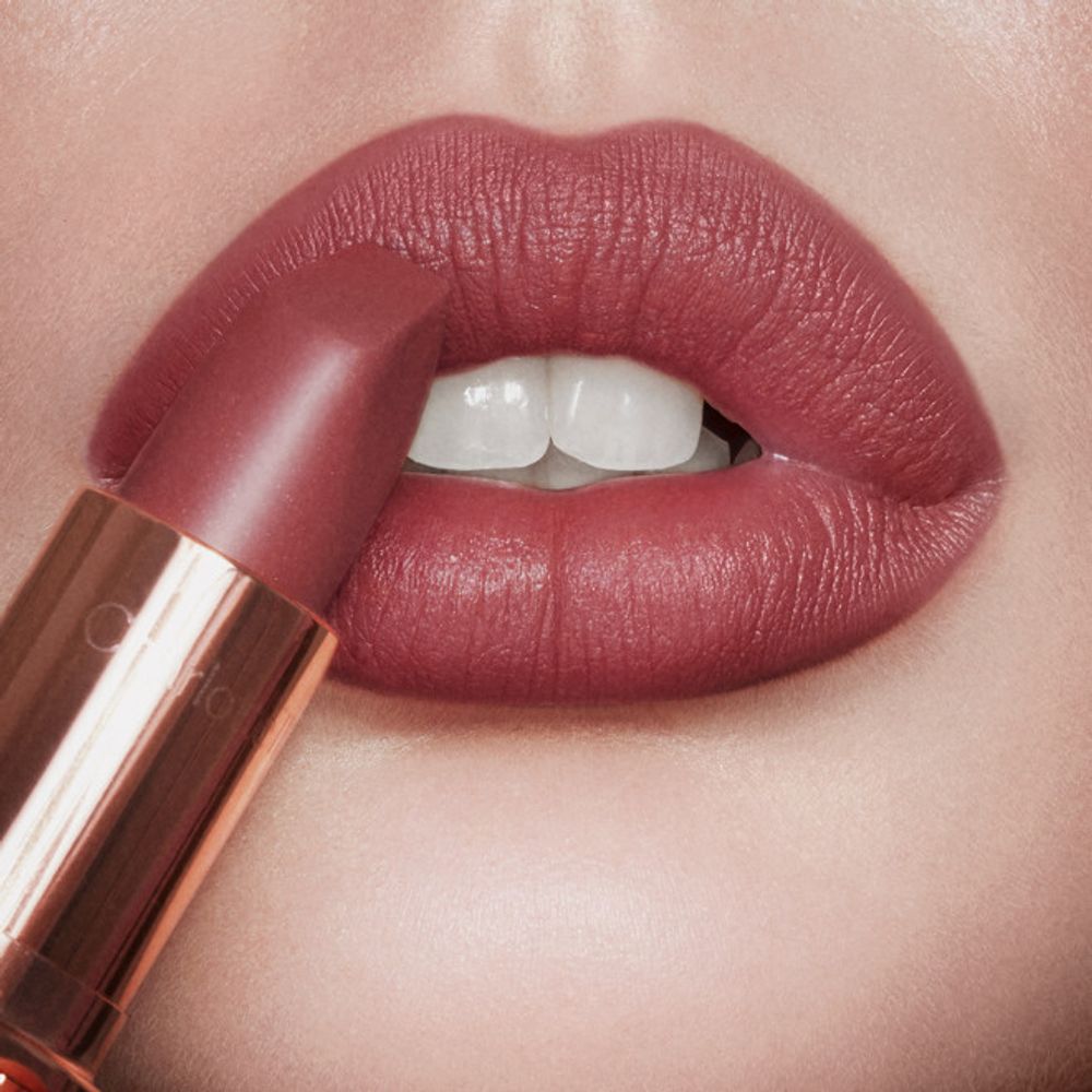 Матовая помада CHARLOTTE TILBURY MATTE REVOLUTION LIPSTICK - PILLOW TALK MEDIUM