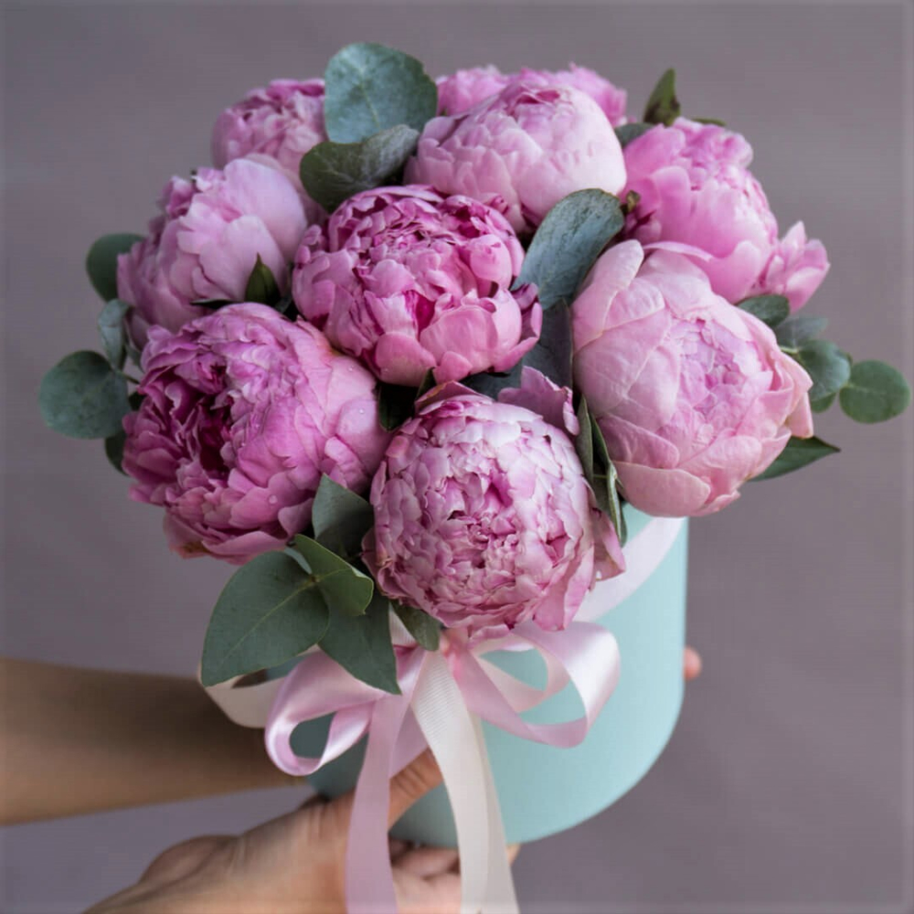 Композиция из пионов в шляпной коробке "Pink Symphony"