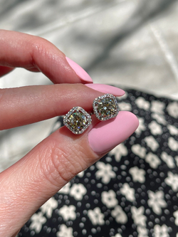 Серьги-гвоздики желтый квадрат в белой обсыпке