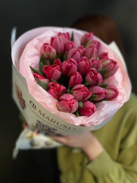 25 тюльпанов Малиновое Пионе в цветочной газете